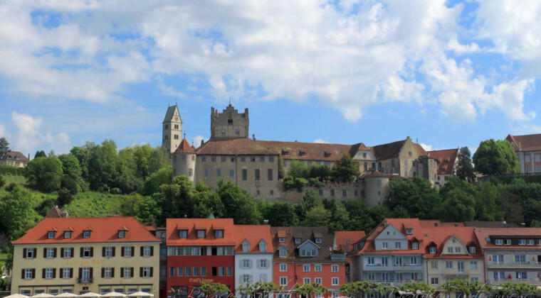 Die historische Stadt mit ihrer gut erhaltenen Burg ist immer eine Reise wert. Meersburg am Bodensee